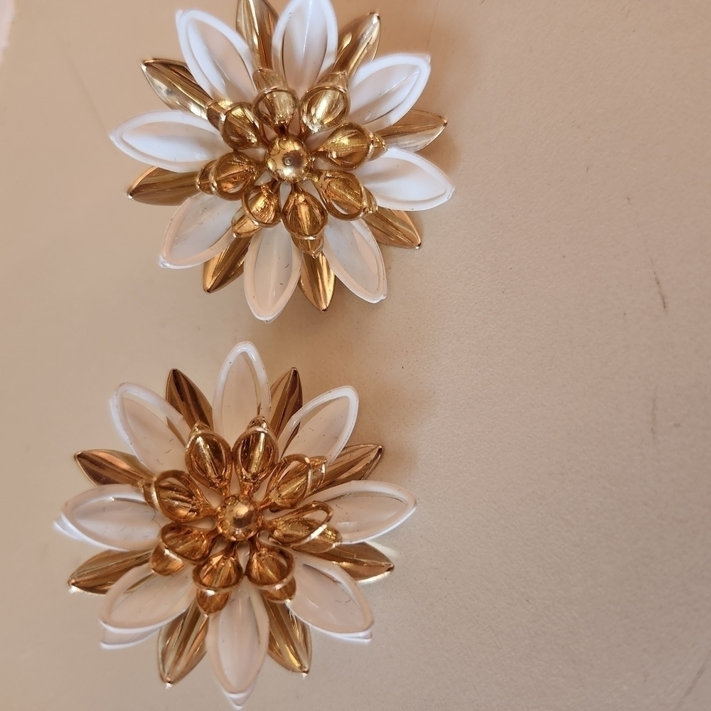 Vintage Sarah coventry water lily clip Earrings